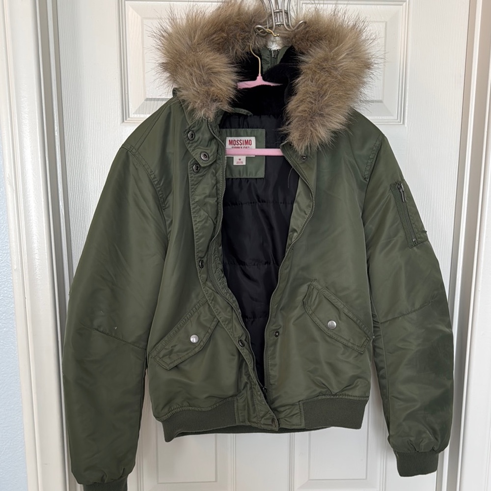 Stylish Olive Bomber Jacket with Faux Fur Trim - Picture 4 of 8